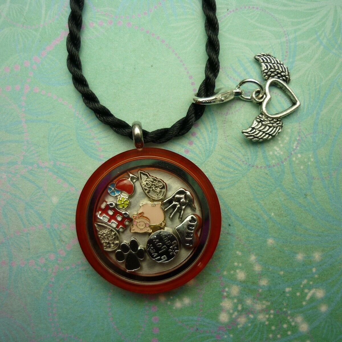 Adorable Colour Your World UV Locket - Colour: RED - Image 4