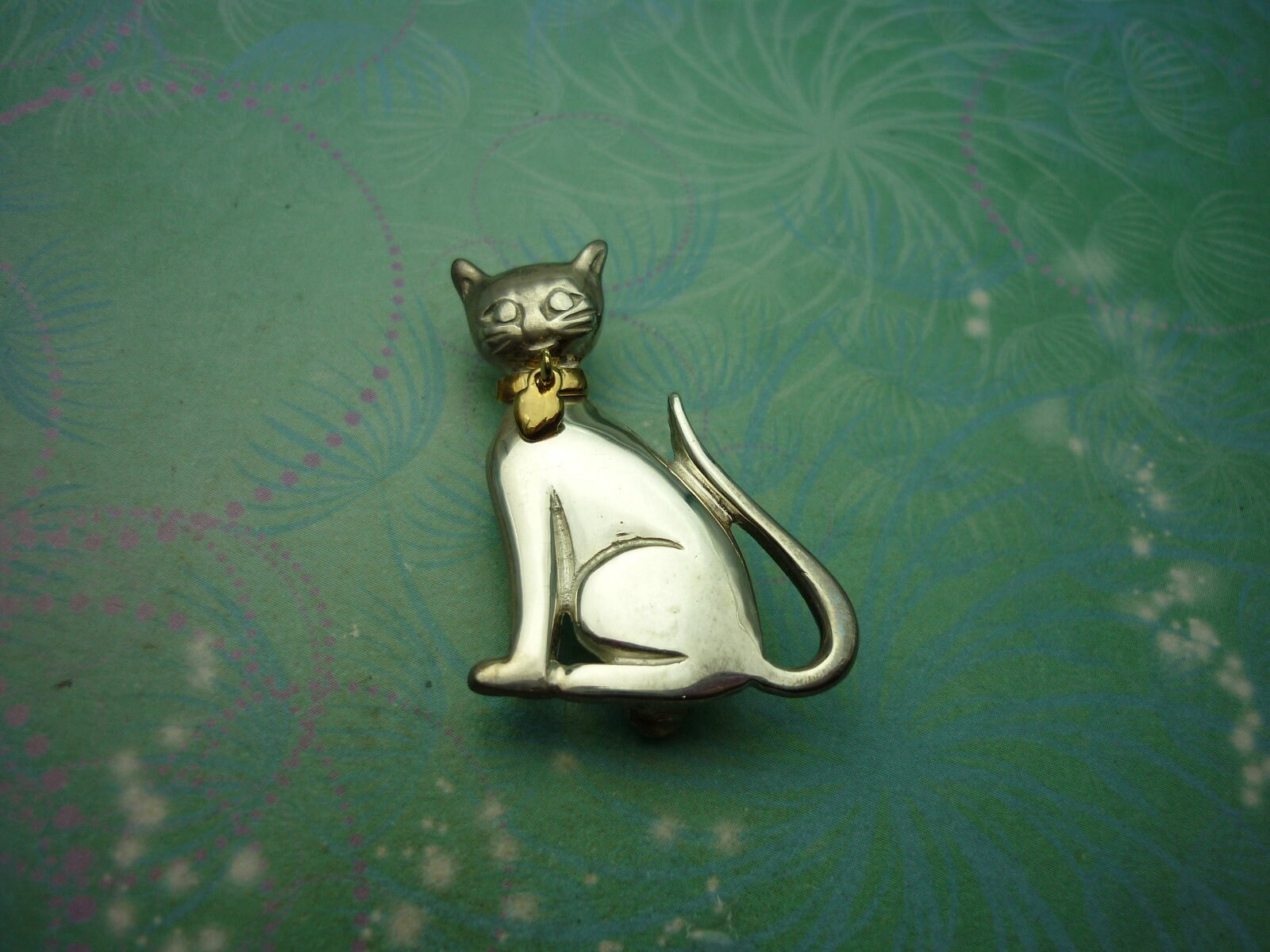 Cat With Golden Heart Collar Vintage Brooch - Sterling Silver - Mothers Day Gift - Image 2